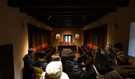 A la dreta, el síndic en la visita a la Casa de la Vall amb els mitjans de comunicació