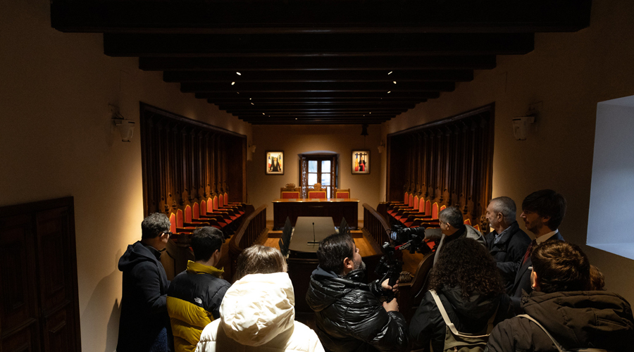 A la dreta, el síndic en la visita a la Casa de la Vall amb els mitjans de comunicació (Consell General)