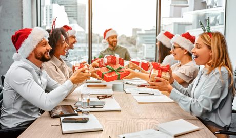 Treballadors d'una empresa amb els regals de l'amic invisible