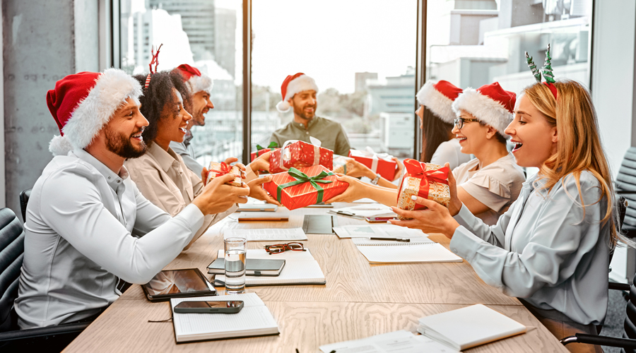 Treballadors d'una empresa amb els regals de l'amic invisible (Getty Images)