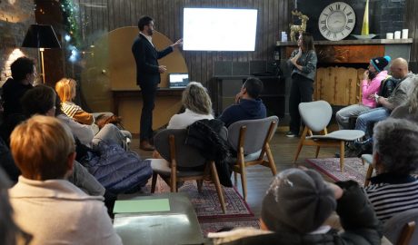 Al fons, els cònsols en la reunió amb els veïns de Juberri