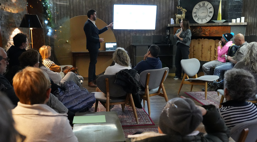 Al fons, els cònsols en la reunió amb els veïns de Juberri (Comú de Sant Julià)