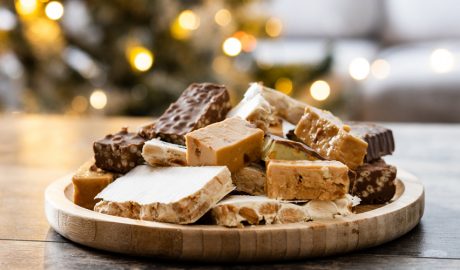 Una safata amb una bona varietat de torrons