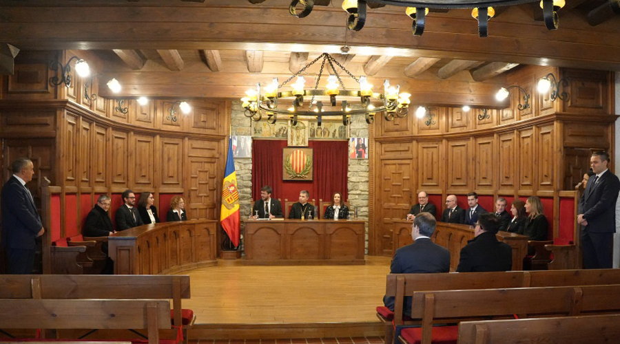 Al centre, el copríncep episcopal amb els cònsols (Comú de Sant Julià)