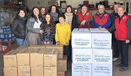 Lliurament dels aliments recollits per l'Escola Albert Vives amb el Tió Solidari