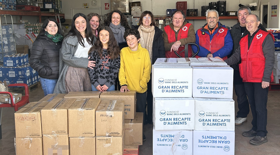 Lliurament dels aliments recollits per l'Escola Albert Vives amb el Tió Solidari (RàdioSeu)