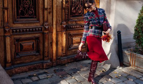 Una dona amb una roba combinada de forma ideal per a aquestes festes de Nadal