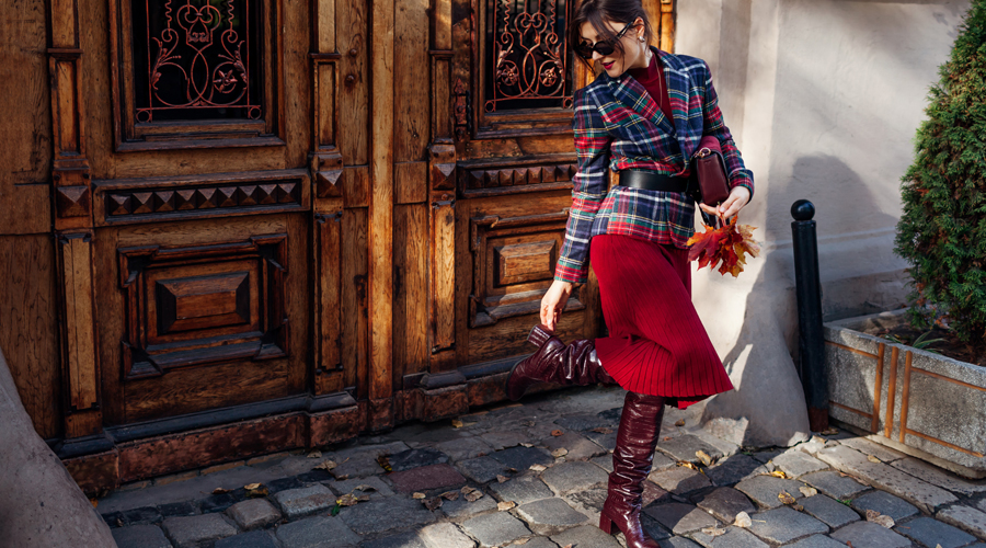 Una dona amb una roba combinada de forma ideal per a aquestes festes de Nadal (AMIC)