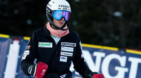 Carla Mijares, durant el reconeixement de pista previ a Flachau