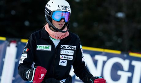 Carla Mijares, durant el reconeixement de pista previ a Flachau