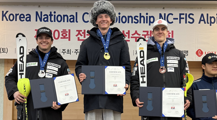 El podi de l'eslàlom de Corea, amb Gabriel segon i Cornella tercer (FAE)