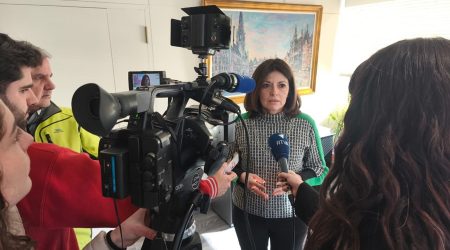 La ministra, Imma Tor, atenent els mitjans de comunicació