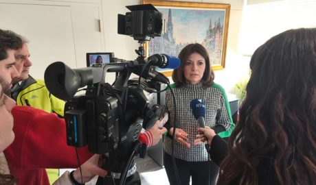 La ministra, Imma Tor, atenent els mitjans de comunicació