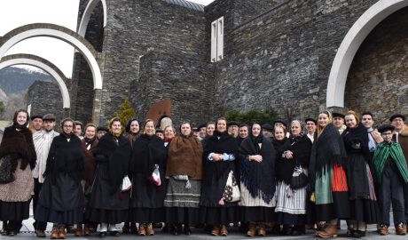 Els membres del Grup de Folklore Casa de Portugal amb els seus abillaments típics, al Santuari de Meritxell