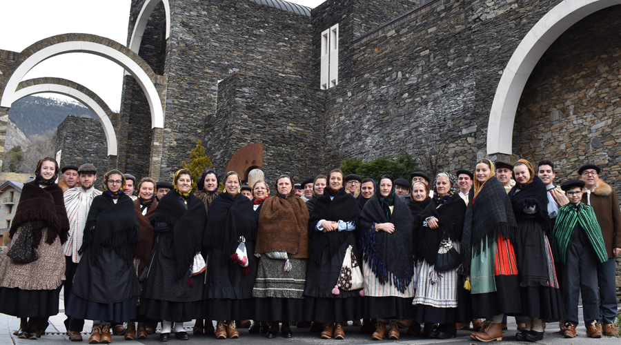 Els membres del Grup de Folklore Casa de Portugal amb els seus abillaments típics, al Santuari de Meritxell. Foto: Cedida