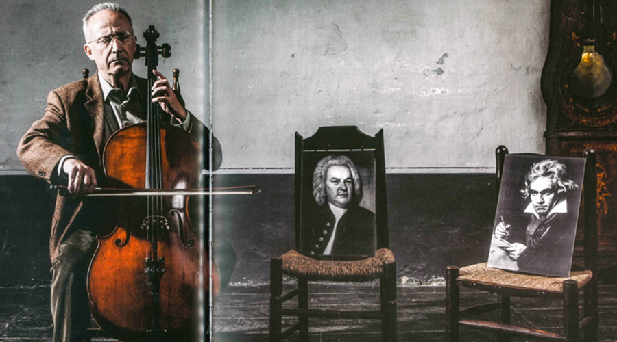 Lluís Claret amb Bach i Beethoven (Foto del llibre “Retrats Músics Andorra”, publicat l’any 2017 per Pep Aguarles (ACS) i el seu equip, i amb pròleg de l’escriptor i poeta Manel Gibert Vallés