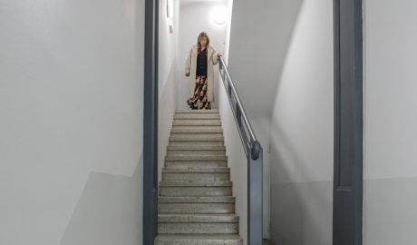 La ministra, Conxita Marsol, visitant els habitatges d'Arinsal