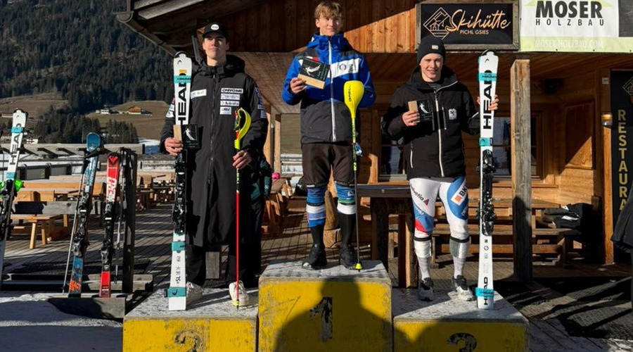 A l'esquerra, Xavier Cornell, al segon calaix del podi (FAE)