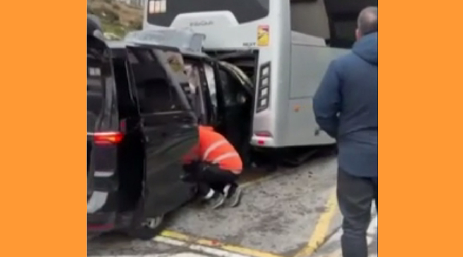 La furgoneta encastada en la part posterior de l'autobús. Foto: RTVA