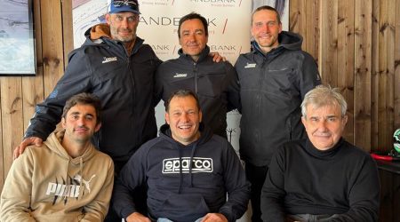 Al centre de la imatge, el pilot andorrà Albert Llovera