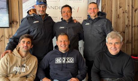 Al centre de la imatge, el pilot andorrà Albert Llovera