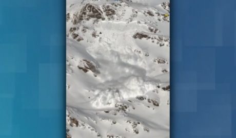 L'allau baixant muntanya avall