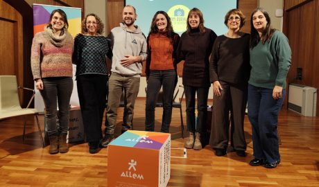 Els representants de les entitats socials que han participat al projecte amb la coordinadora d’Allem, Assumpta Fortuny