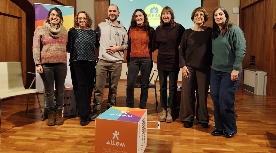 Els representants de les entitats socials que han participat al projecte amb la coordinadora d’Allem, Assumpta Fortuny. FOTO: ALLEM