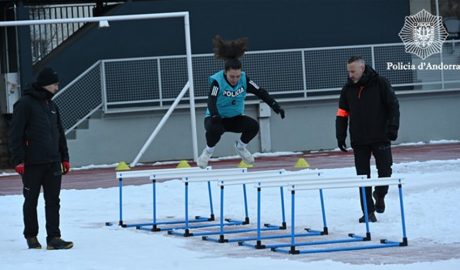 Una aspirant durant les proves físiques