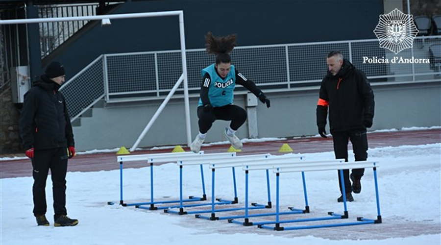 Una aspirant durant les proves físiques (Policia d'Andorra)