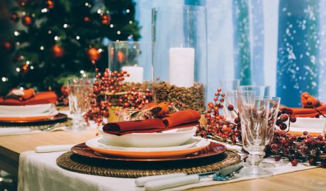 Una taula amb un centre de Nadal elaborat amb plantes