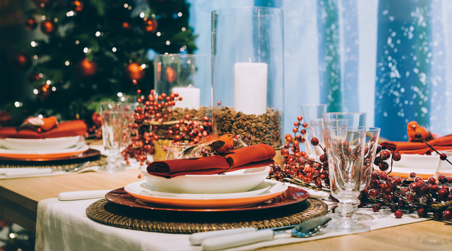 Una taula amb un centre de Nadal elaborat amb plantes