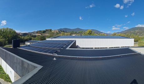 Plaques solars a la coberta de l'Institut La Valira de la Seu d'Urgell