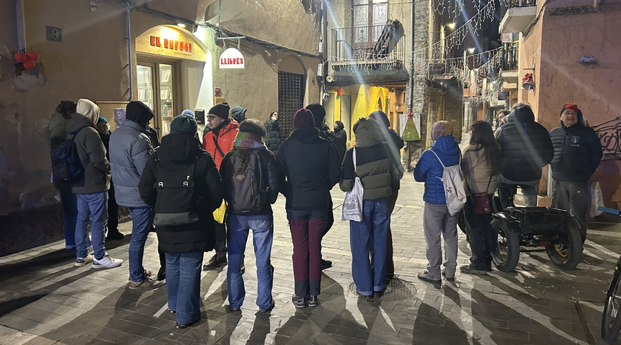 Concentració davant la Llibreria El Refugi, aquest dimecres al vespre (RàdioSeu)