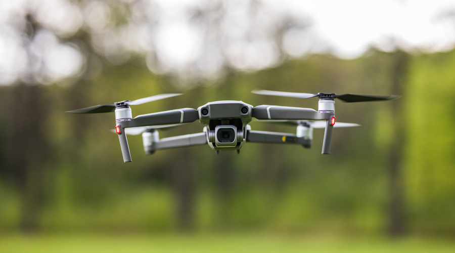 Un dron volant a poca altura