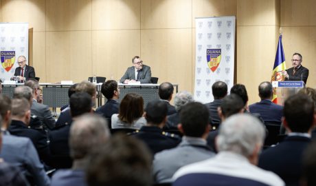 A la dreta, Xavier Espot, intervenint en la celebració del Dia del Cos de Duana