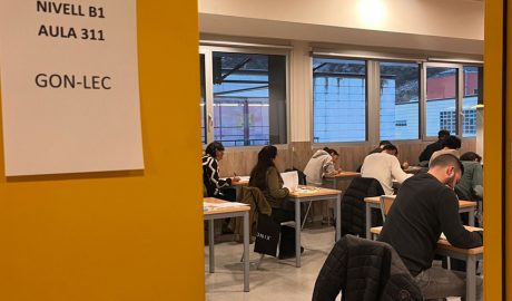 Vàries persones realitzant l'examen de català