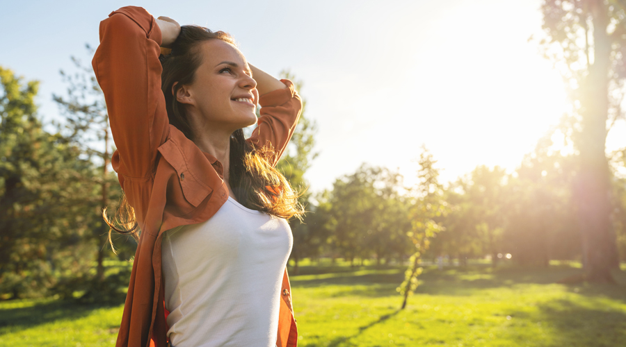 Una dona que afronta el dia amb energia (Getty Images)