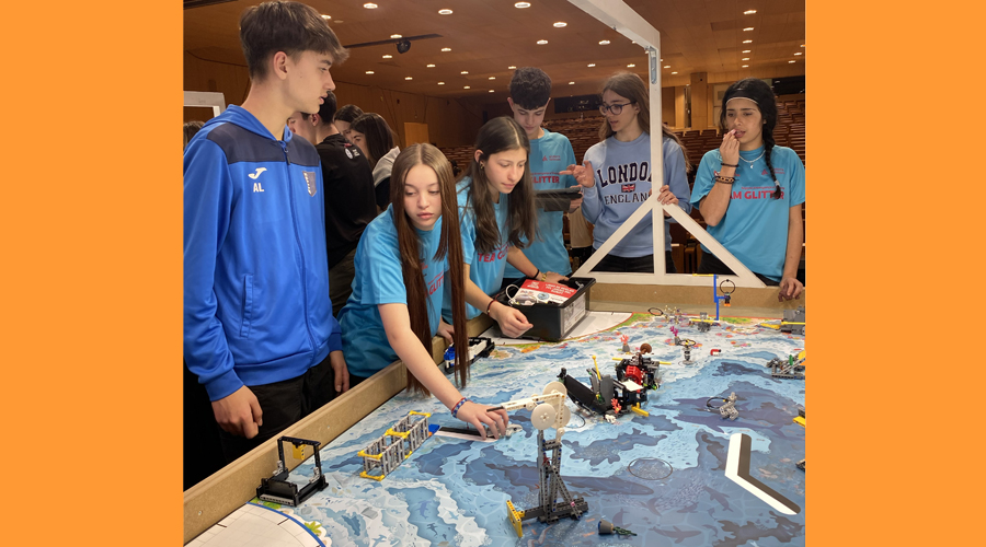 Alumnes amb les seves creacions (Andorra Telecom)