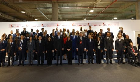 Fotografia de família amb els ministres de Turisme i els Reis d'Espanya