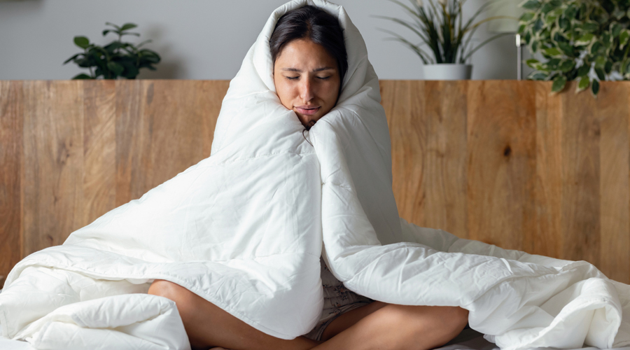 Una dona tapant-se amb un edredó