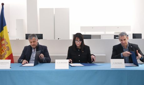 Guillermo Cervera, Mònica Bonell i César Marquina en la signatura del conveni