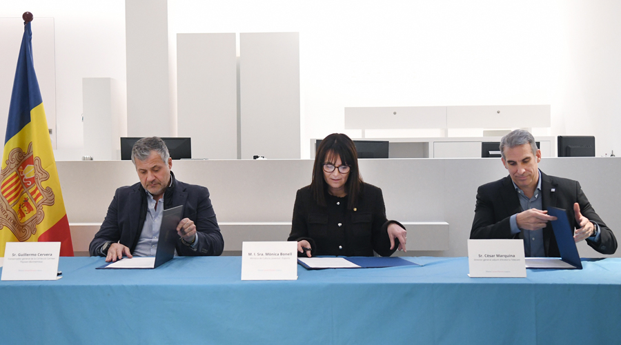 Guillermo Cervera, Mònica Bonell i César Marquina en la signatura del conveni (SFGA)