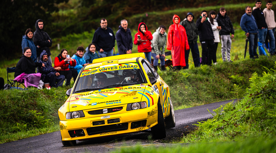 Joan Vinyes i Jordi Mercader a l'interior del Seat Ibiza Kit Car (FotoEsport)