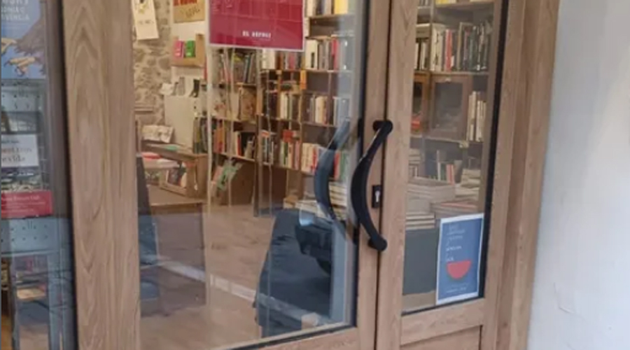 Entrada de la llibreria El Refugi de la Seu d'Urgell (RàdioSeu)