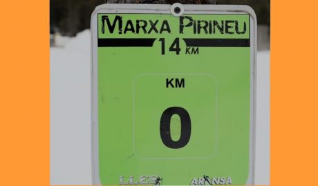 Cartell indicatiu del punt de partida de la Marxa Pirineu, a Lles de Cerdanya