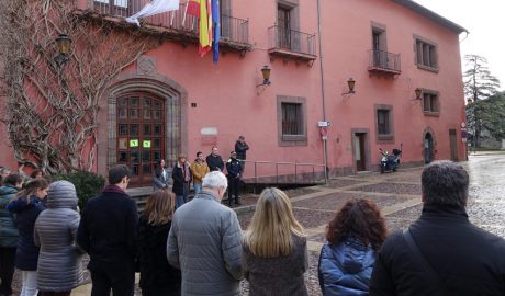 El minut de silenci davant l'Ajuntament