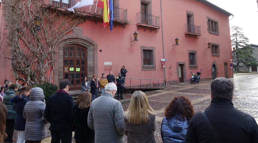 El minut de silenci davant l'Ajuntament (Aj. la Seu)