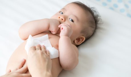 Un bebè sent netejat amb una tovalloleta