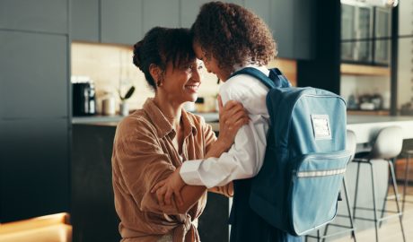 Una nena a punt per a anar a l'escola